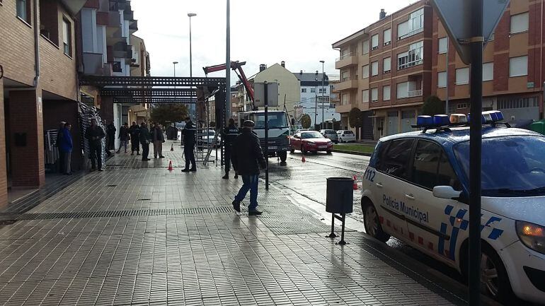 Un patrulla de la policía local de Ponferrada en una intervención cotidiana