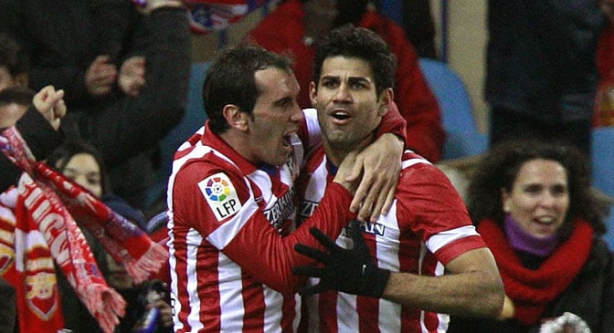 Diego Costa celebra su primer gol ante el Levante con Godín