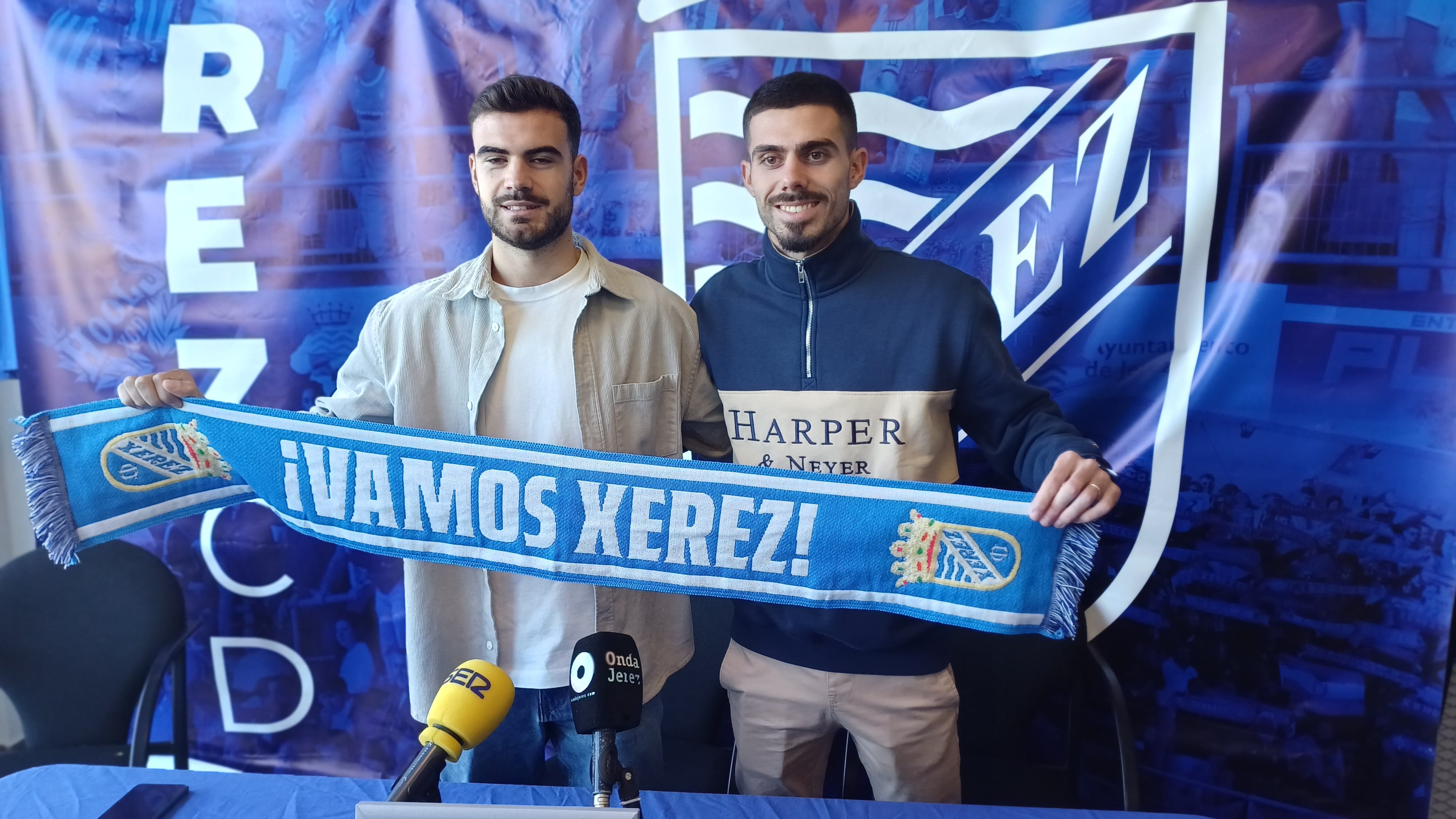 Lidueña y De la lama posando con la bufanda del Xerez CD