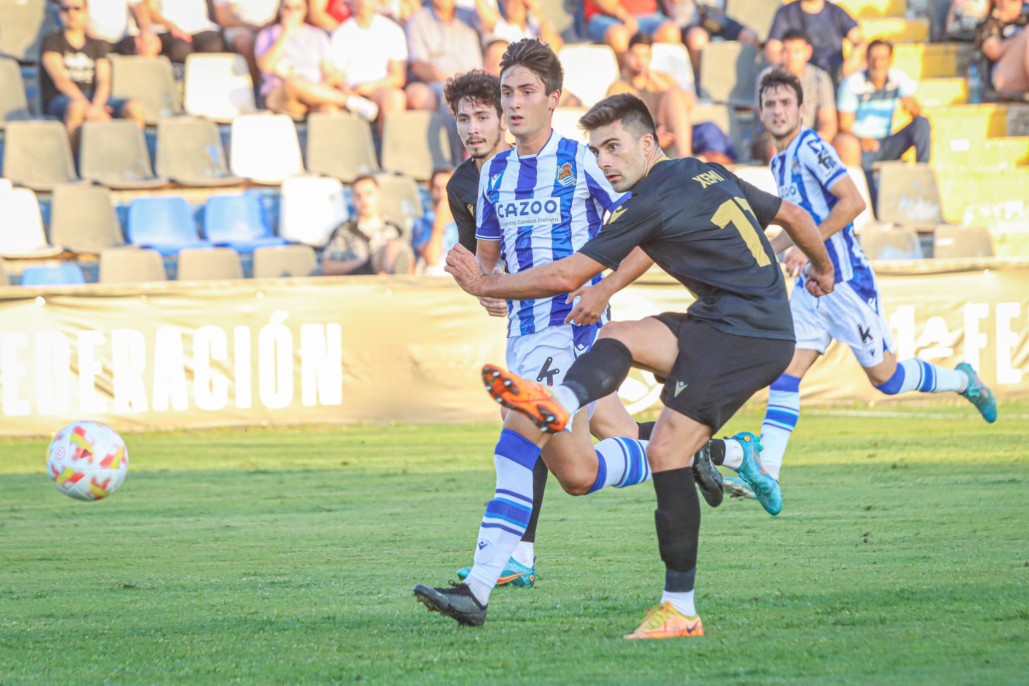 Xemi Fernández golpea un balón ante la Real Sociedad B