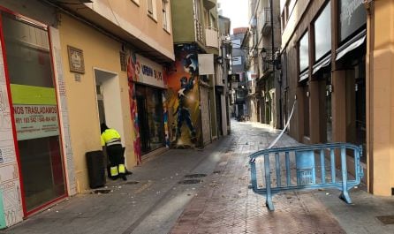 Cascotes de una fachada en la calle Torreta de Gandia