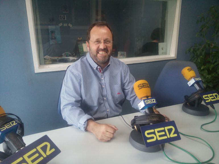 Txomin Sagarzazu alcalde de Hondarribia en los estudios de Radio irun
