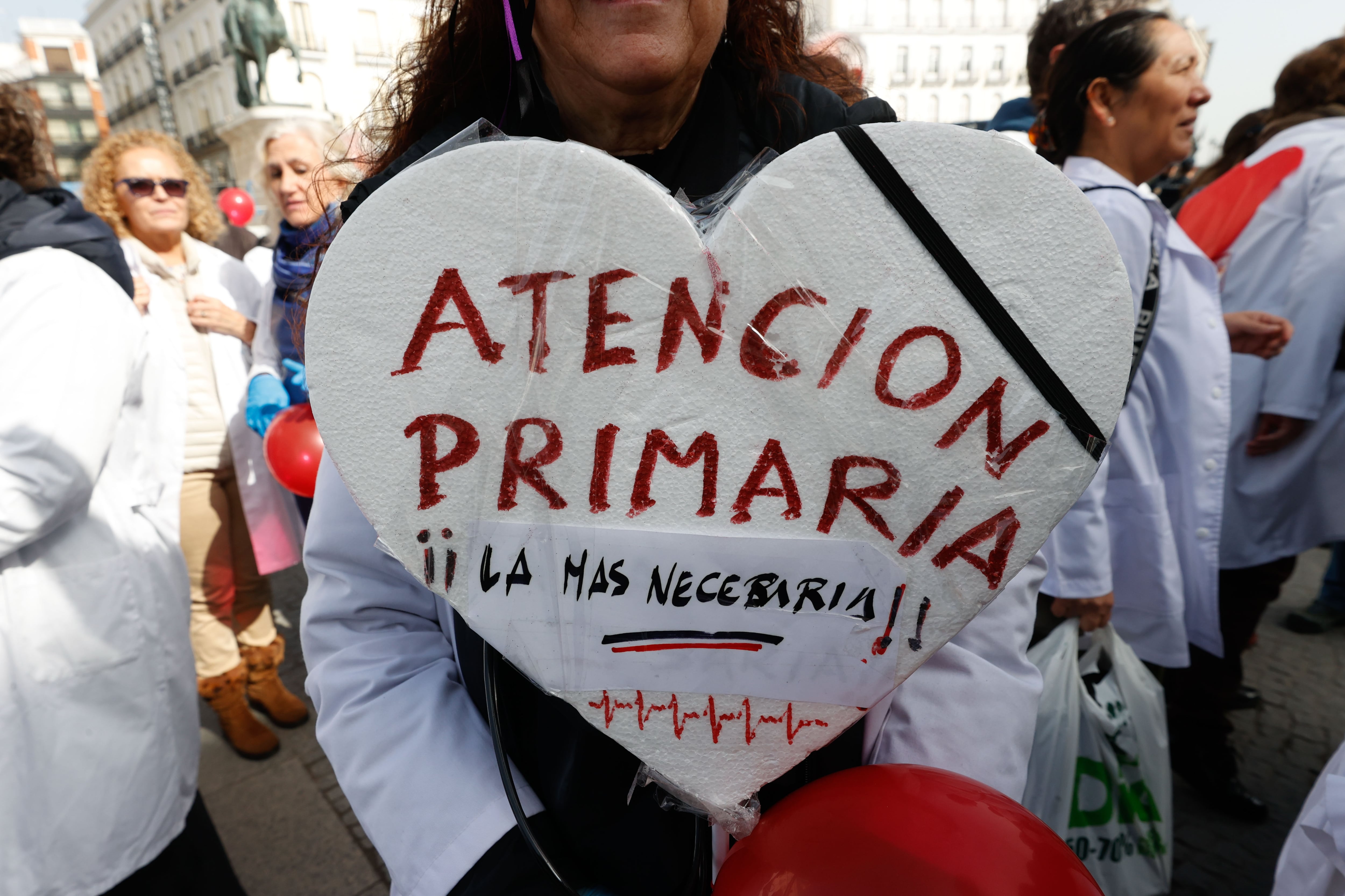 MADRID, 22/02/2023.- Vista de la manifestación de médicos y pediatras de la Atención Primaria de la Comunidad de Madrid frente Consejería de Sanidad hasta Sol, en Madrid este miércoles. EFE/ Javier Lizón
