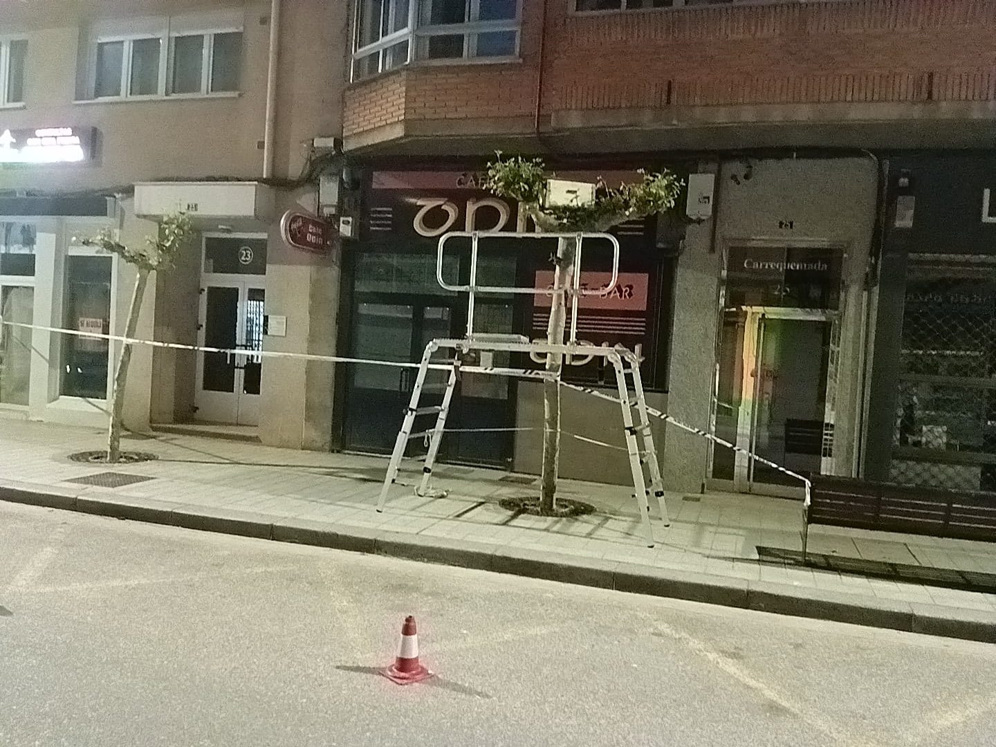 Con ayuda de una estructura quedó instalado un habitáculo para recoger a las abejas