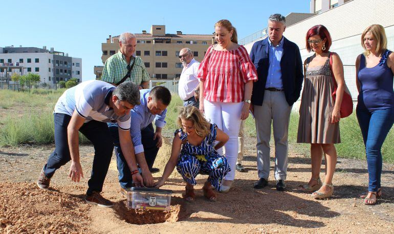 Primera piedra del centro socio-cultural de los barrios Universidad y Medicina