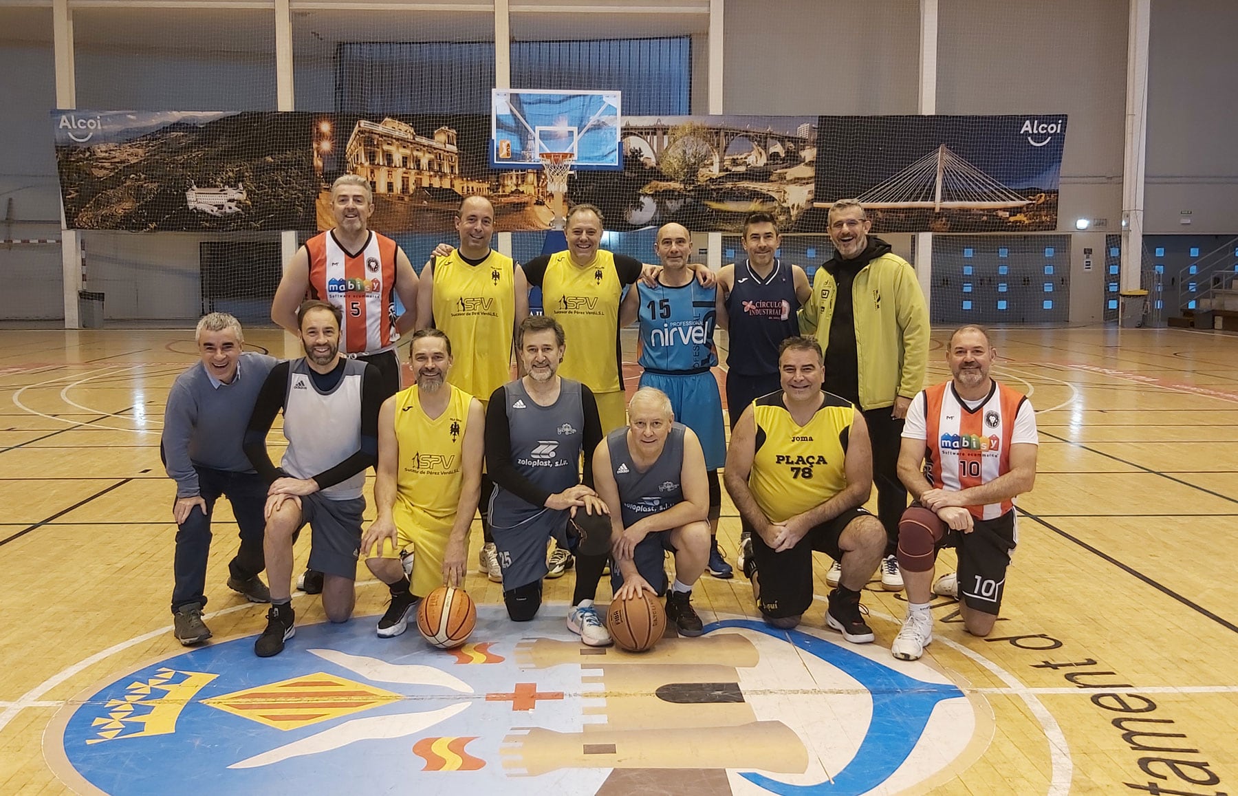 Los participantes en el primer partido de veteranos de más de 50 años