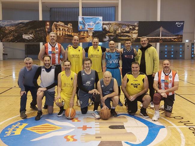 Los participantes en el primer partido de veteranos de más de 50 años