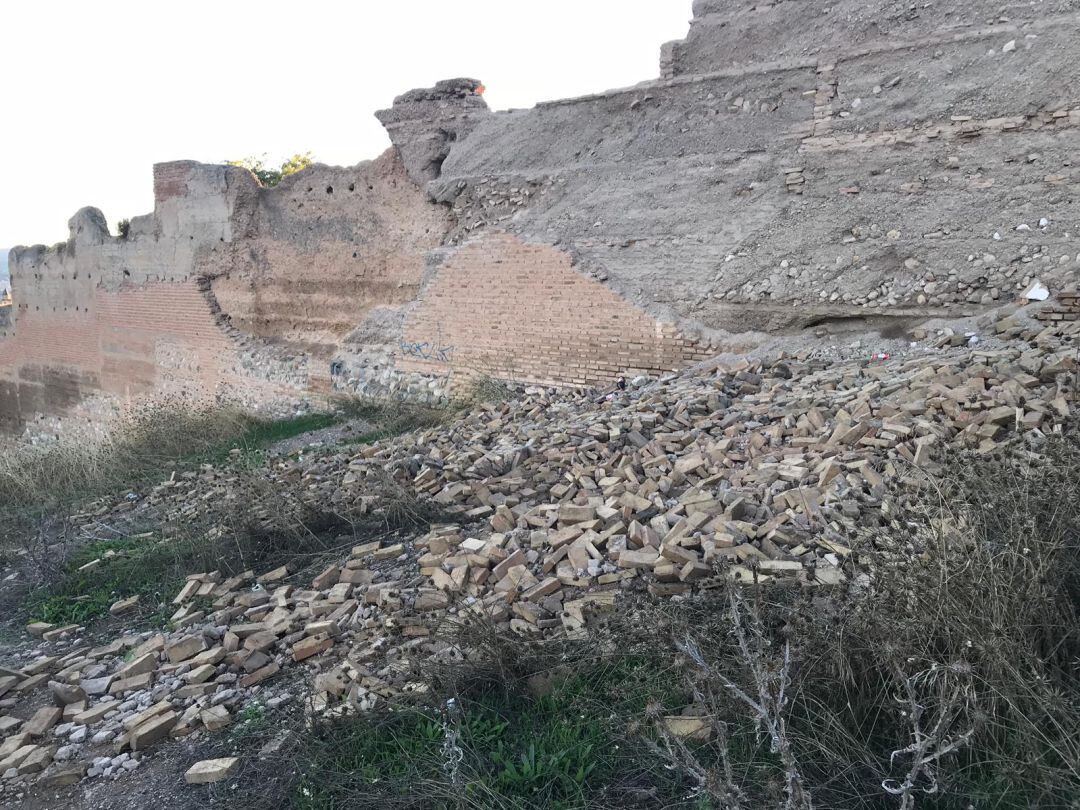 Tramo de la muralla nazarí del cerro de San Miguel en el Albayzín granadino donde se ha producido el desprendimiento en el recubrimiento del muro