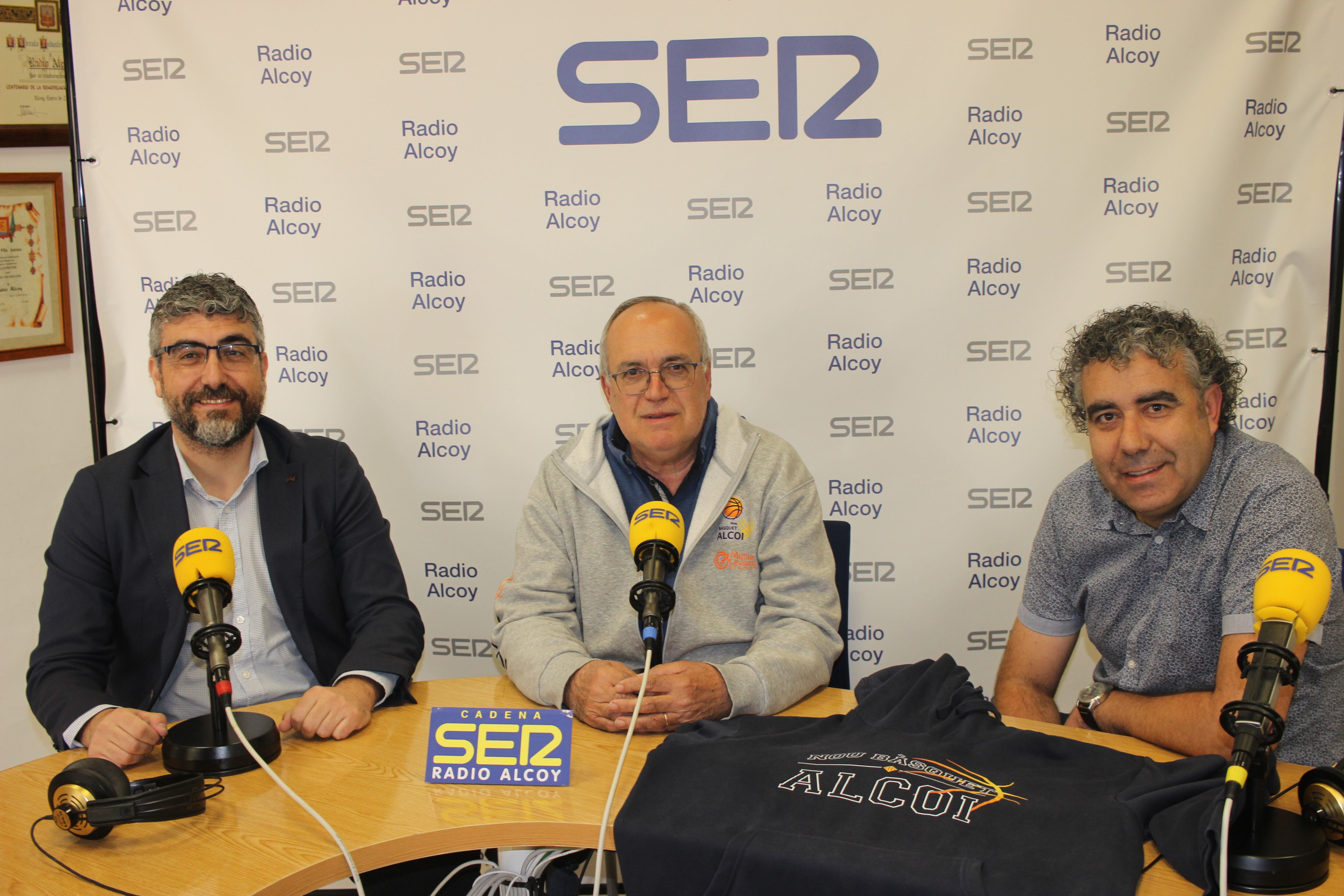 Miembros del Nou Bàsquet Alcoi en Radio Alcoy
