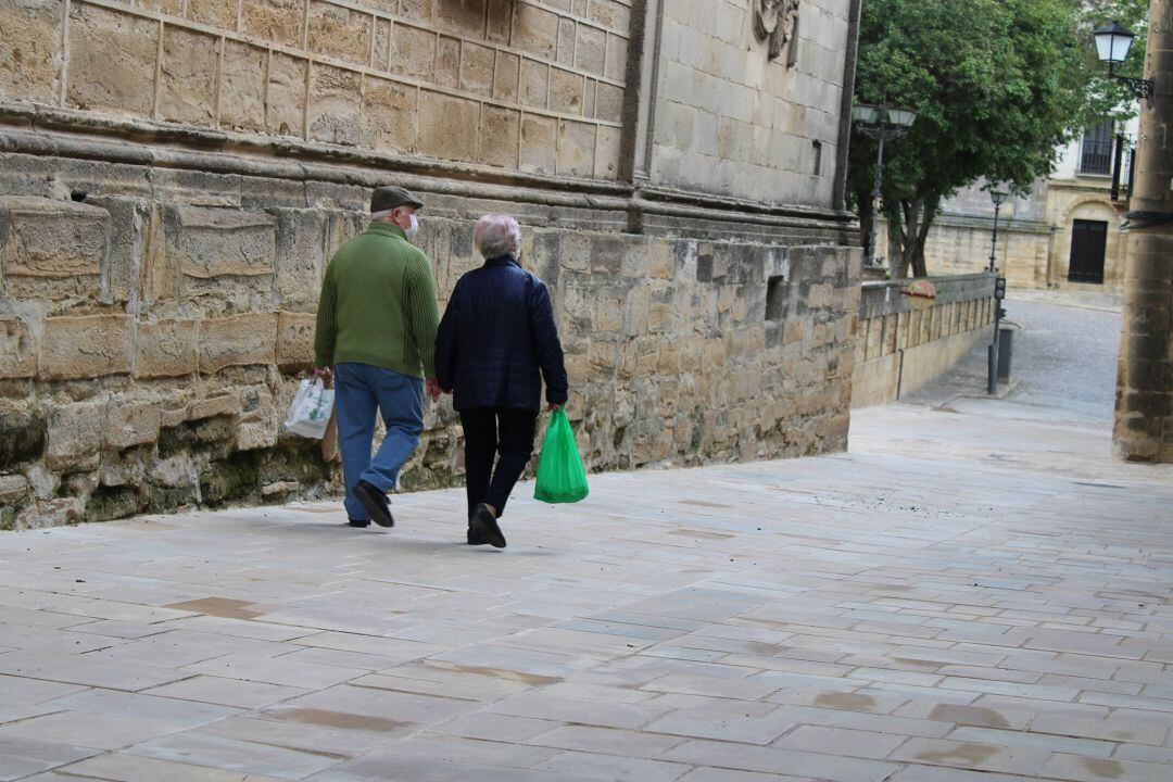 Dos vecinos caminan por la calle Juan Montilla tras finalizar las obras