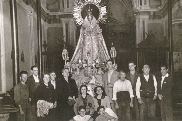 Varios arandinos posan con la Virgen de las Viñas en esta foto antigua