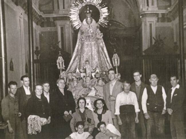 Varios arandinos posan con la Virgen de las Viñas en esta foto antigua