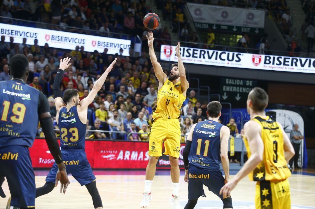 El alero ejecuta un lanzamiento en el encuentro ante Baskonia