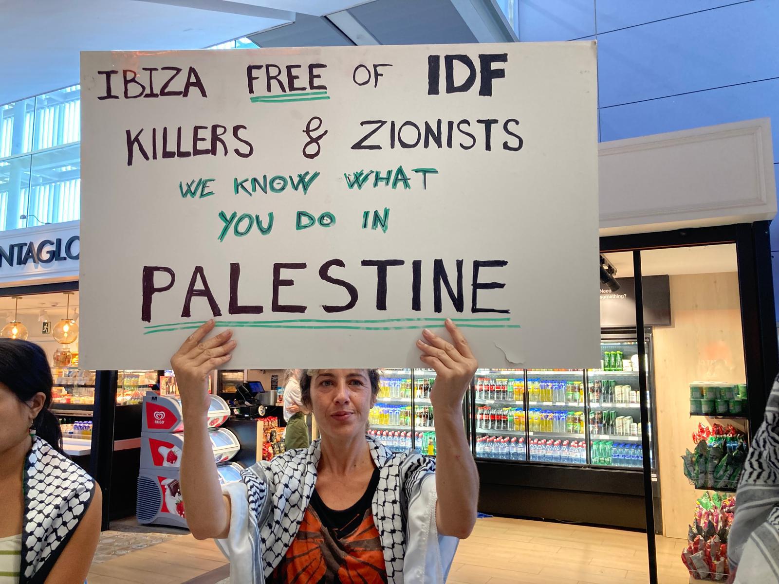 Una de las asistentes con una pancarta