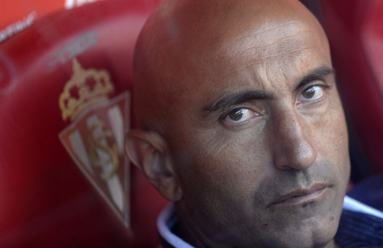 Foto de retrato de Abelardo en el banquillo de El Molinón