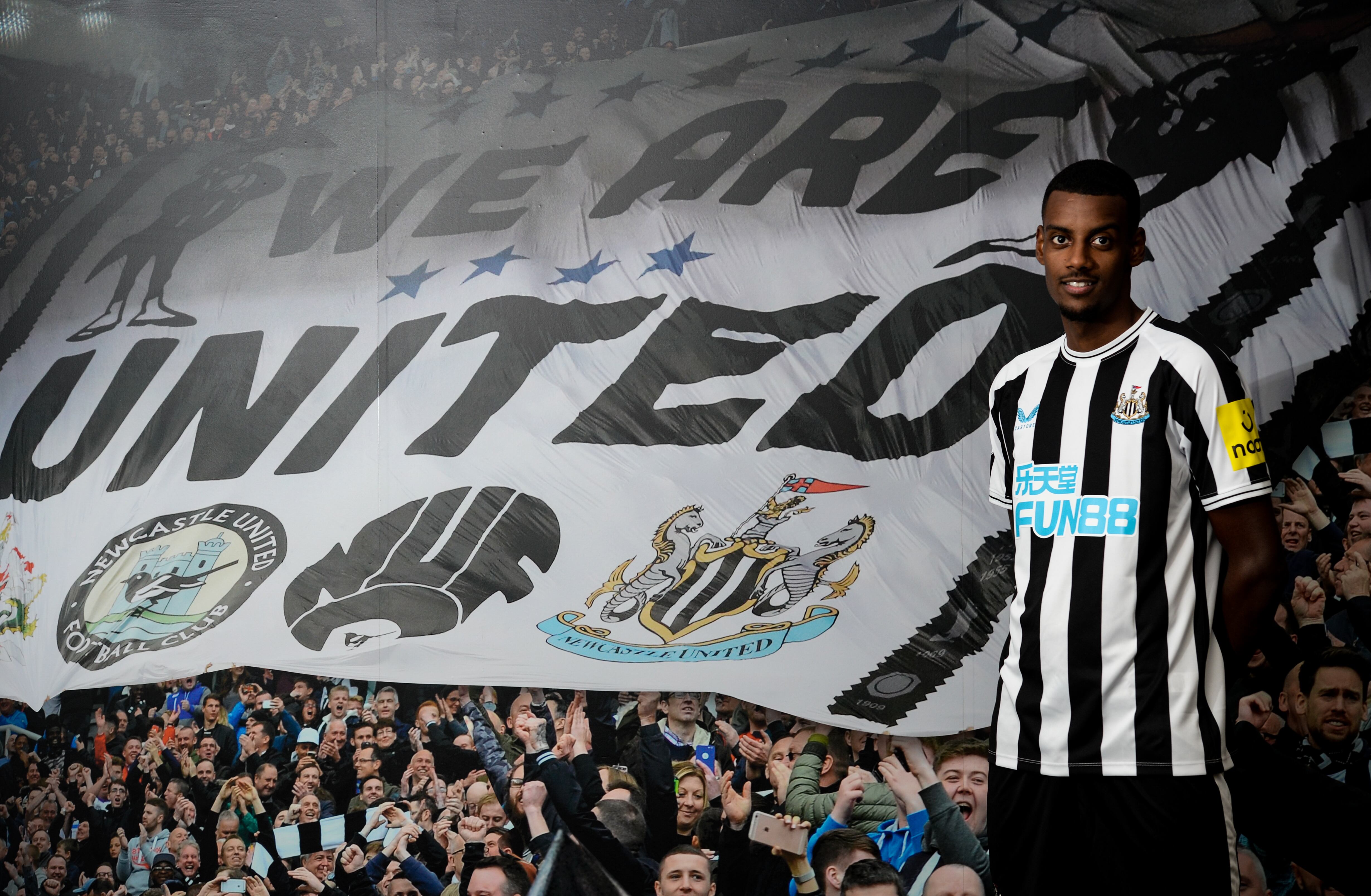 Alexander Isak posa con la camiseta del Newcastle en su presentación.