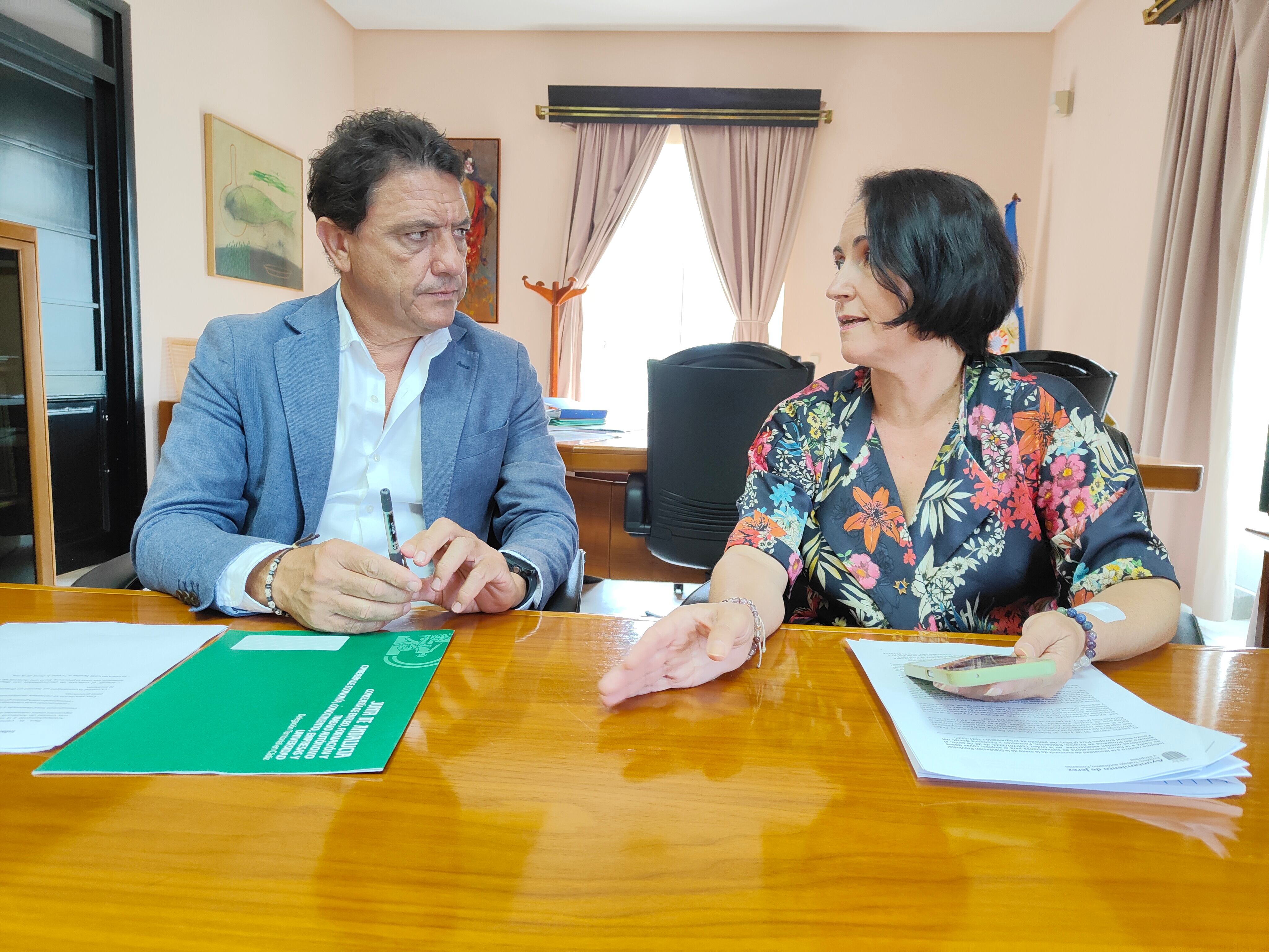 Nela Garcia junto al Delegado Territorial de Empleo, Sánchez Román