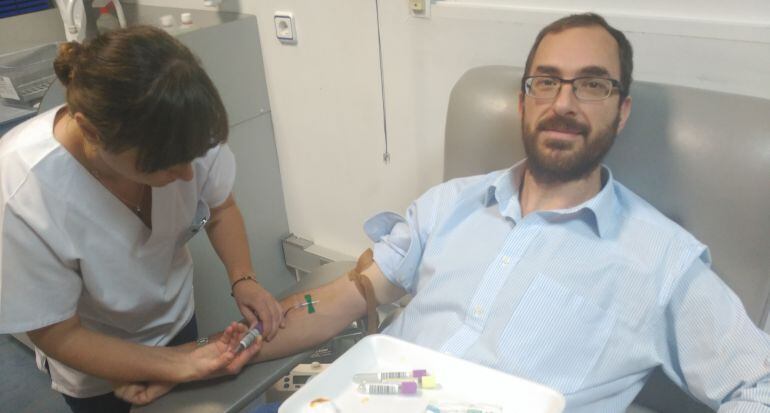 Una persona dona sangre durante una de las salidas colectivas realizadas en la provincia.