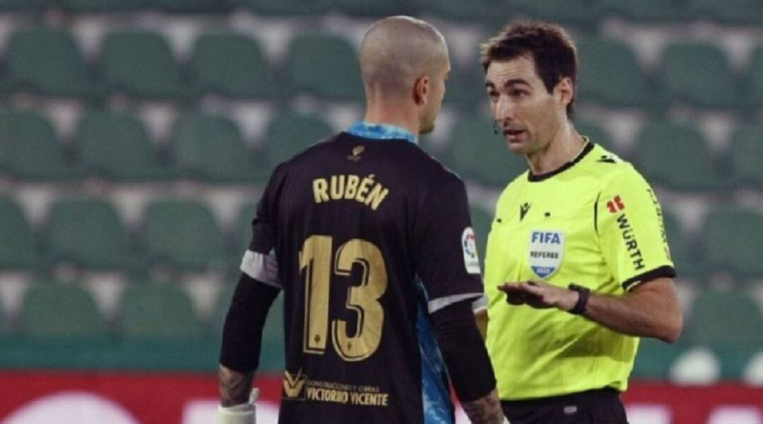 El colegiado vizcaíno De Burgos Bengoetxea se pierde la Eurocopa Sub21 por Covid 