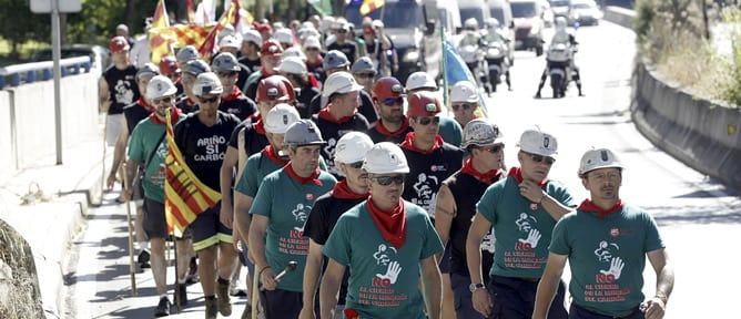 Los mineros de Teruel y Andorra pasan por la calle Sinesio Delgado de la capital