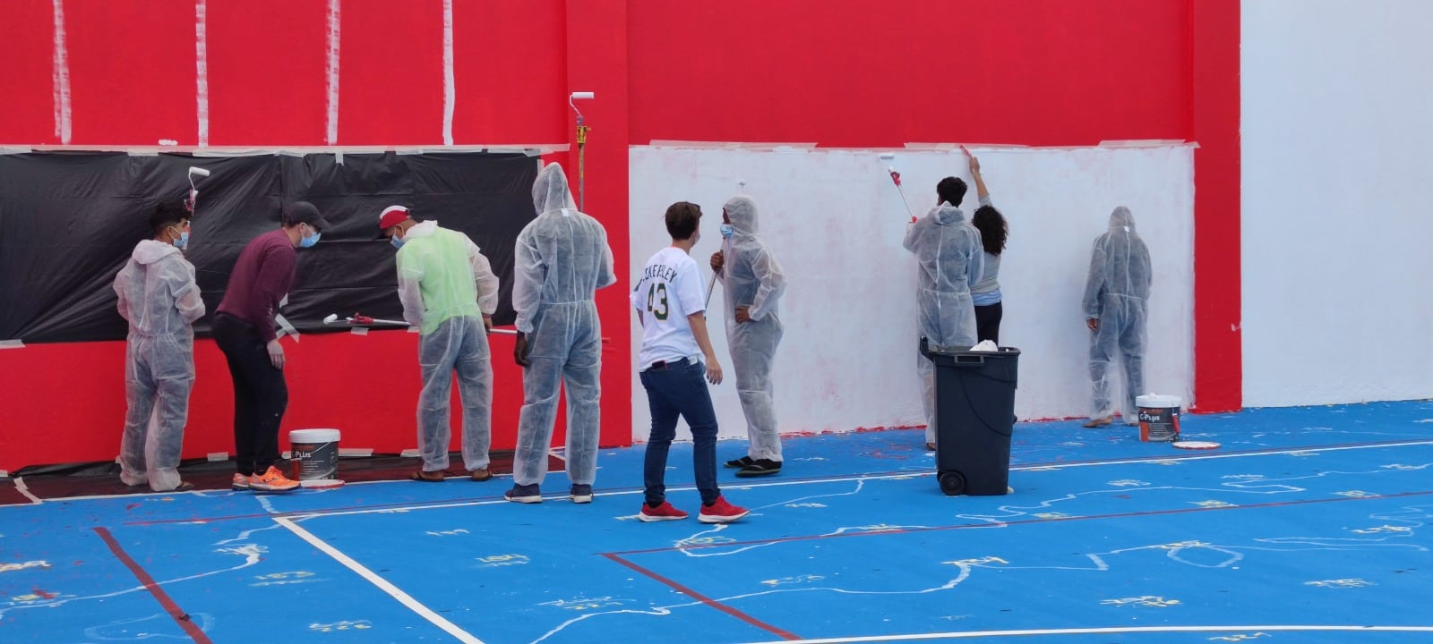 Algunos de los menores pintando el mural.