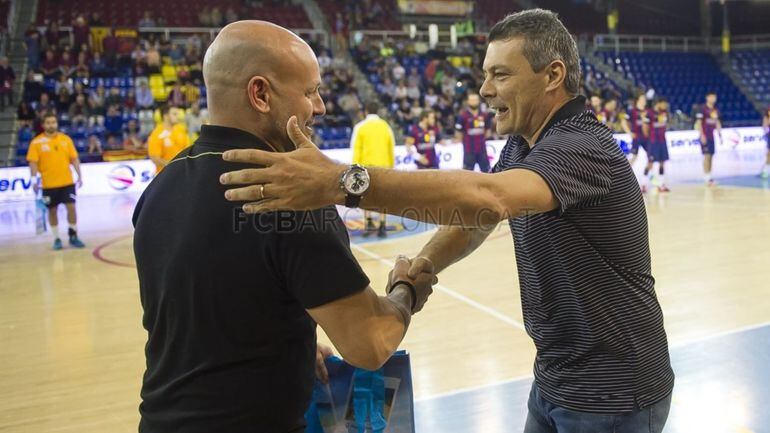 Saludo entre los técnicos Latorre y Pascual antes de un partido