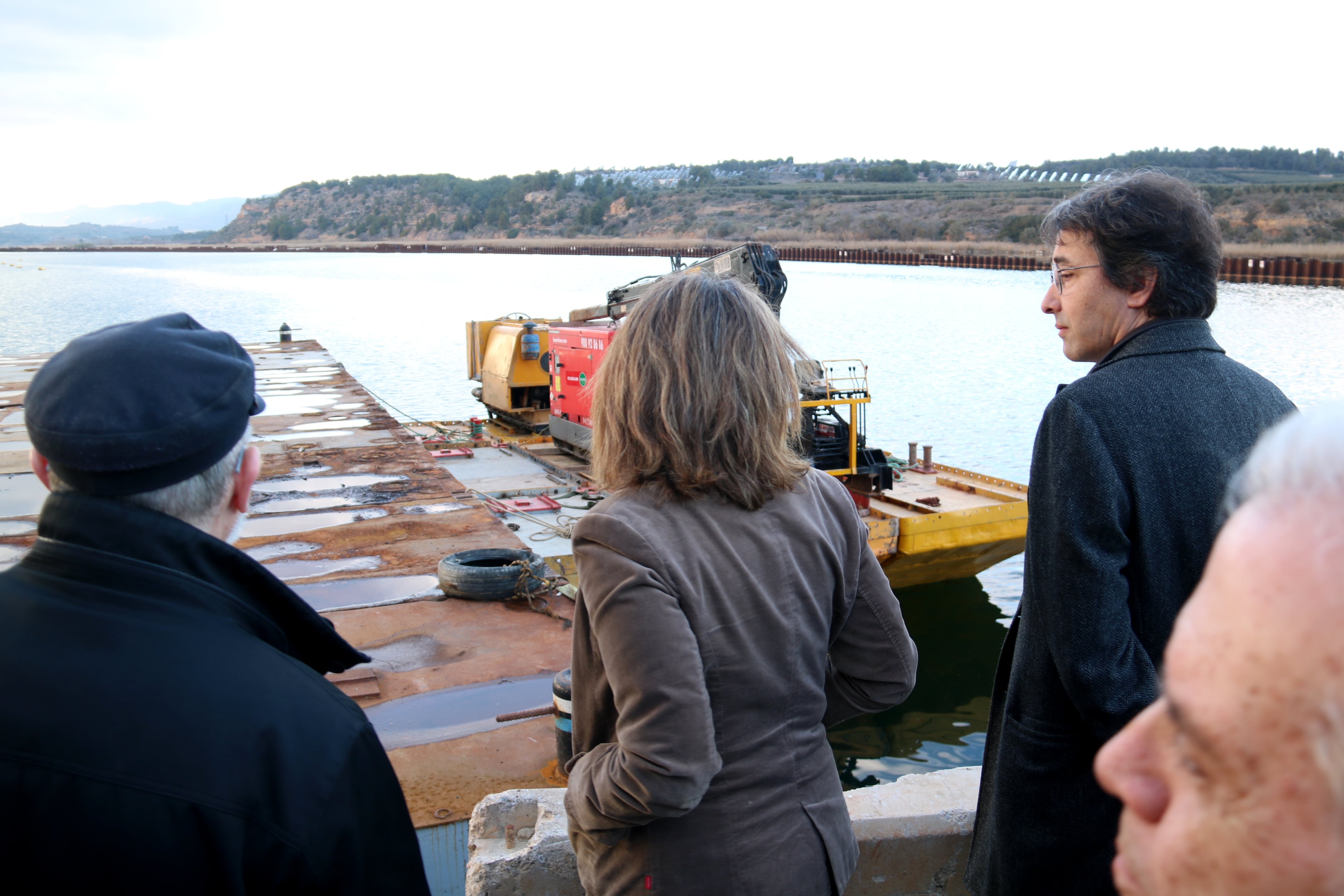 La ministra Teresa Ribera observa la zona confinada del pantà de Flix sota la mirada de l'alcalde Francesc Barbero, ahir