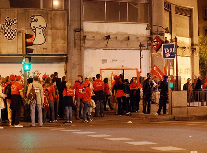 Sindicalistas a las puertas del metro de Plaza de España, Madrid