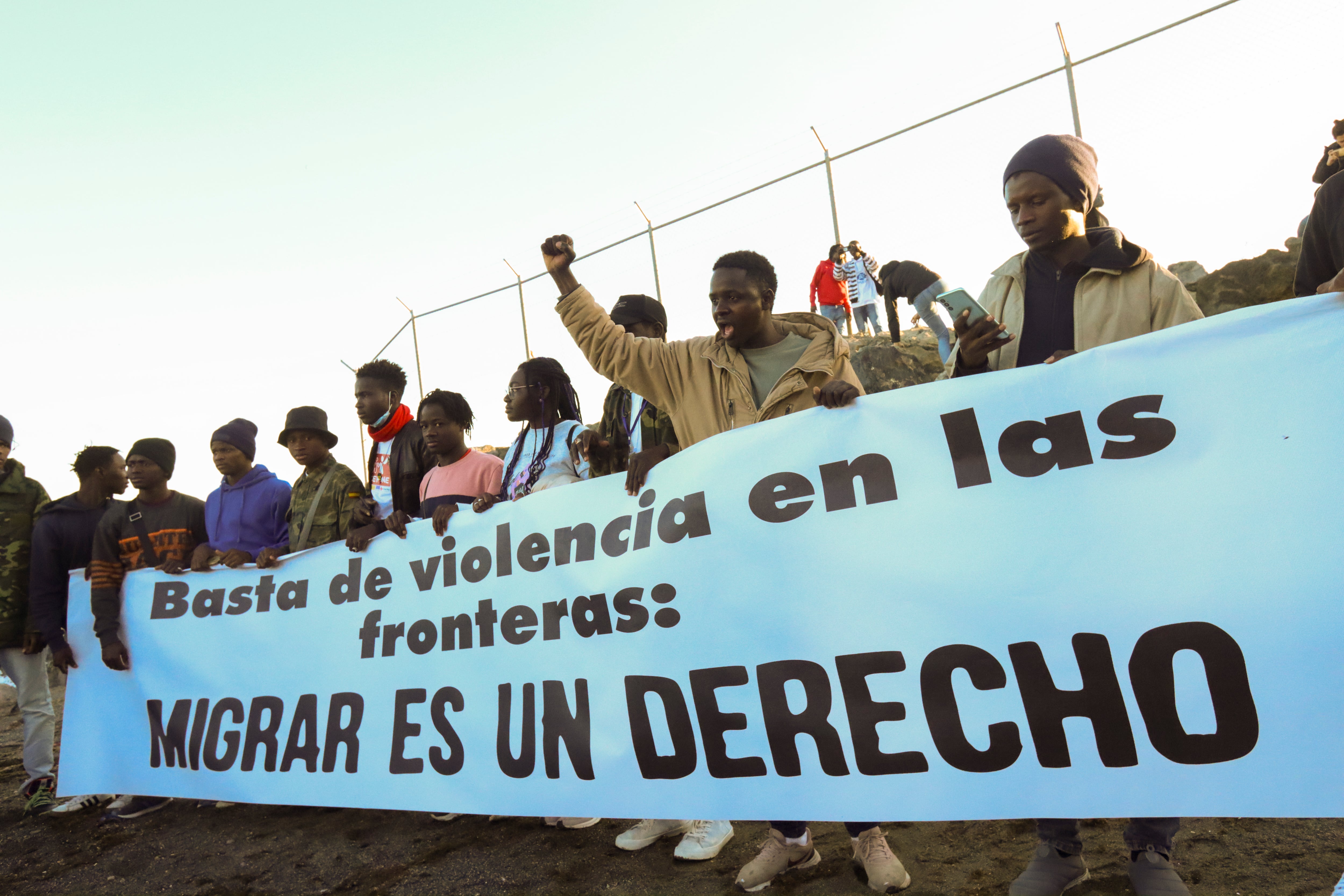 Con el lema &quot;Basta de violencia en las fronteras, migrar es un derecho&quot;, cientos de personas han participado en la &quot;X Marcha por la Dignidad&quot; que este sábado ha recordado en Ceuta a los 15 inmigrantes subsaharianos que fallecieron el 6 de febrero de 2014 cuando intentaron entrar ilegalmente en la ciudad. EFE/Reduan