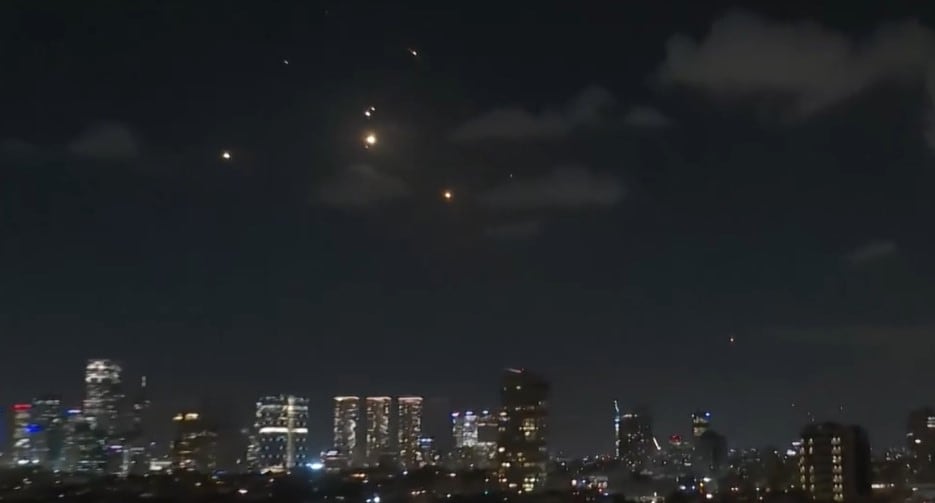 Misiles caen en la ciudad israelí de Tel Aviv.