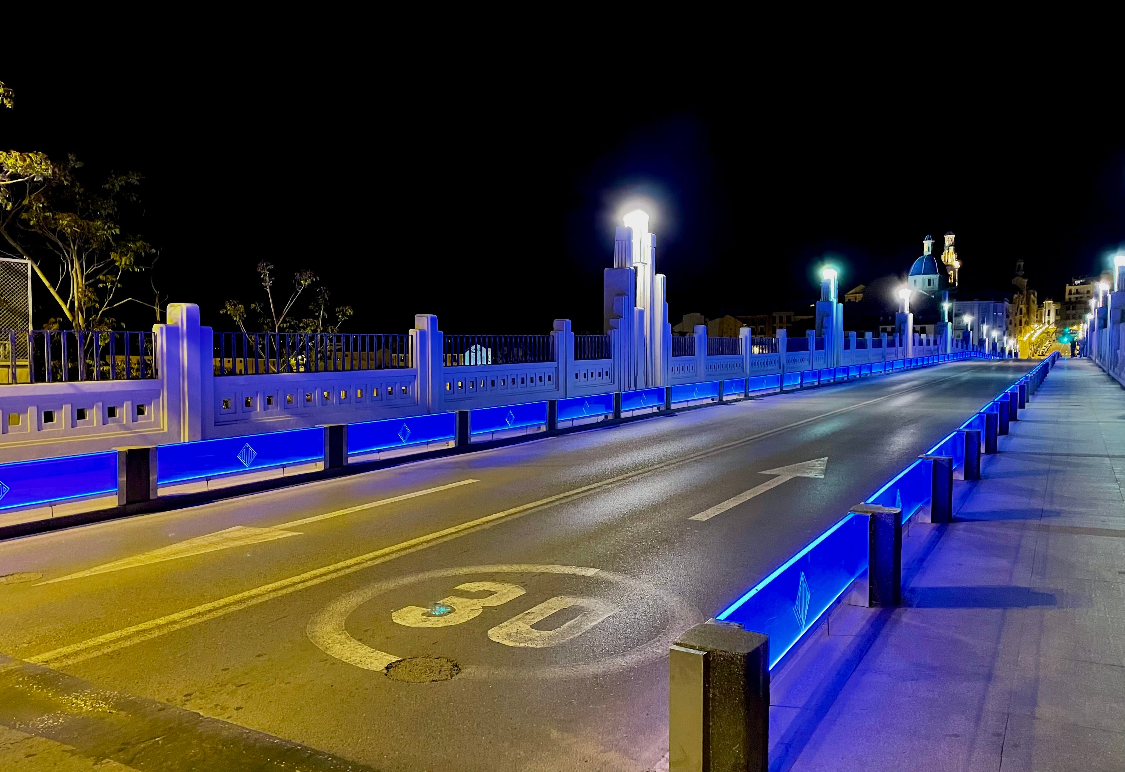 El puente de San Jorge de Alcoy se ilumina de azul para conmemorar el Día de Europa.