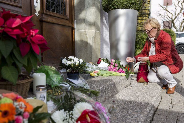 Ramos de flores y velas en honor al chef Benoît Violier, frente a la puerta de su restaurante.