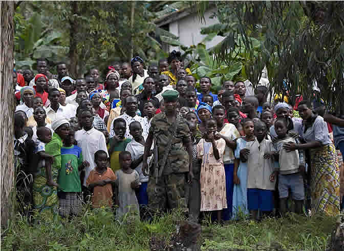 Un soldado rebelde monta guardia frente a la gente concentrada para ver al ex presidente nigeriano y  y enviado especial de la ONU para el este de la República Democrática del Congo (RDC), <b>Olusegun Obasanjo</b> tras su reunión con el líder rebelde Nkunda.