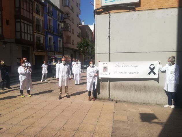 Homenaje en la calle del centro de salud de San Pablo (Zaragoza) al médico José Luis San Martín, primer sanitario fallecido con coronavirus en Aragón
