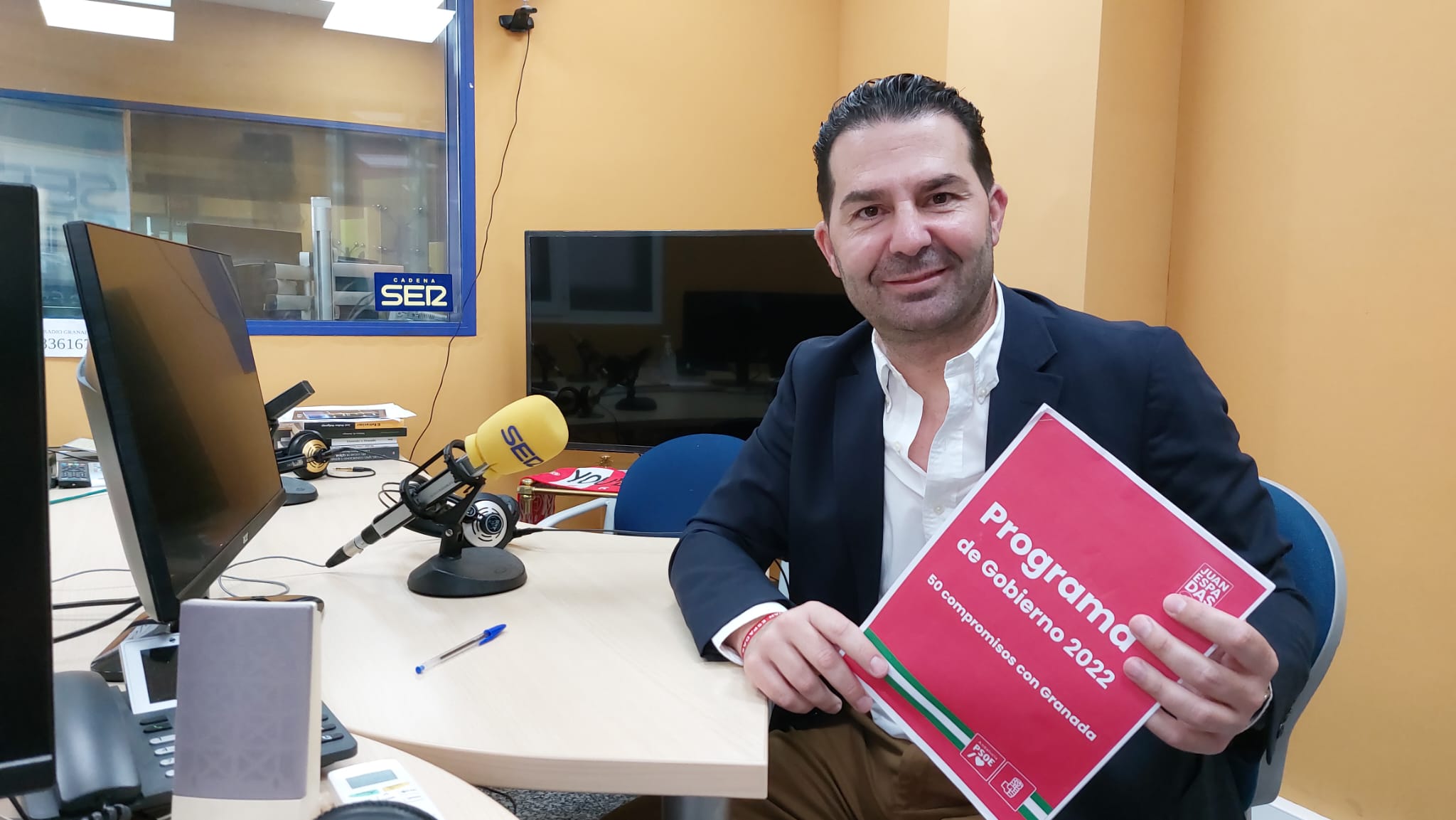 Noel López, en los estudios de Radio Granada