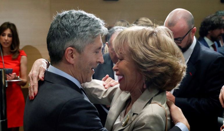 El ministro del Interior, Fernando Grande-Marlaska, saluda a la exvicepresidenta del Gobierno María Teresa Fernández de la Vega durante la toma de posesión de varios cargos de su departamento.