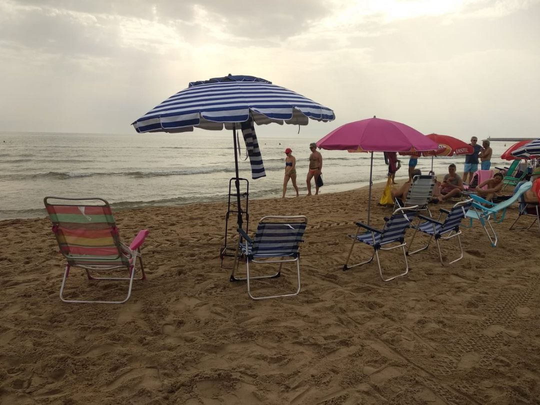 Sombrillas y sillas que colocan los turistas a primera hora para reservar sitio. 