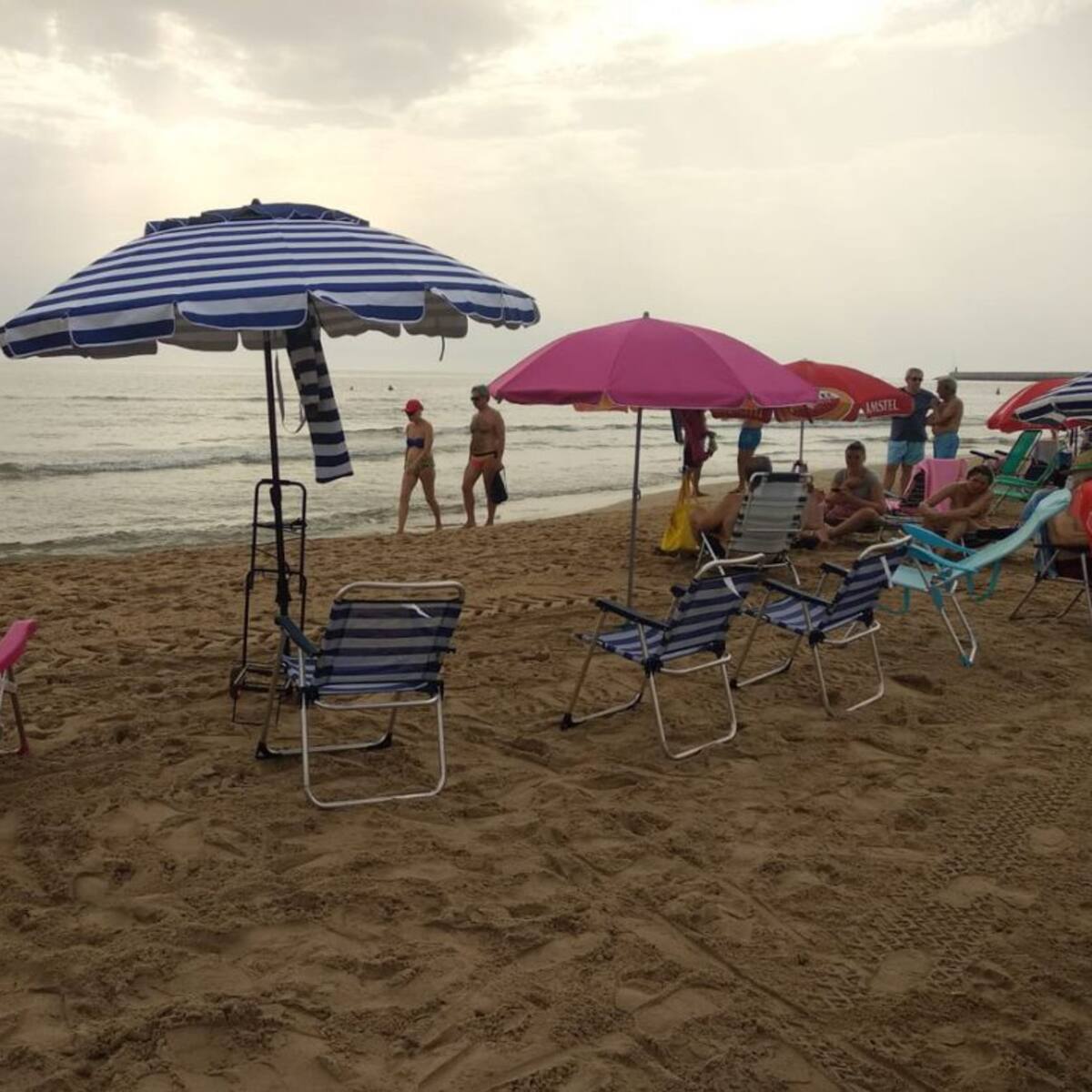 Prohibido reservar sitio en la arena de la playa de Gandia