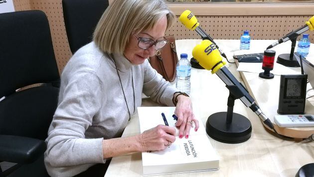 María García-Lliberos firma un ejemplar de La función perdida&quot;