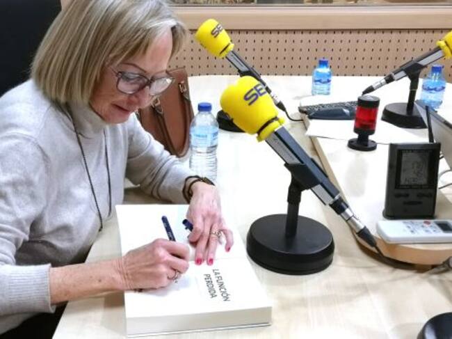 María García-Lliberos firma un ejemplar de La función perdida"