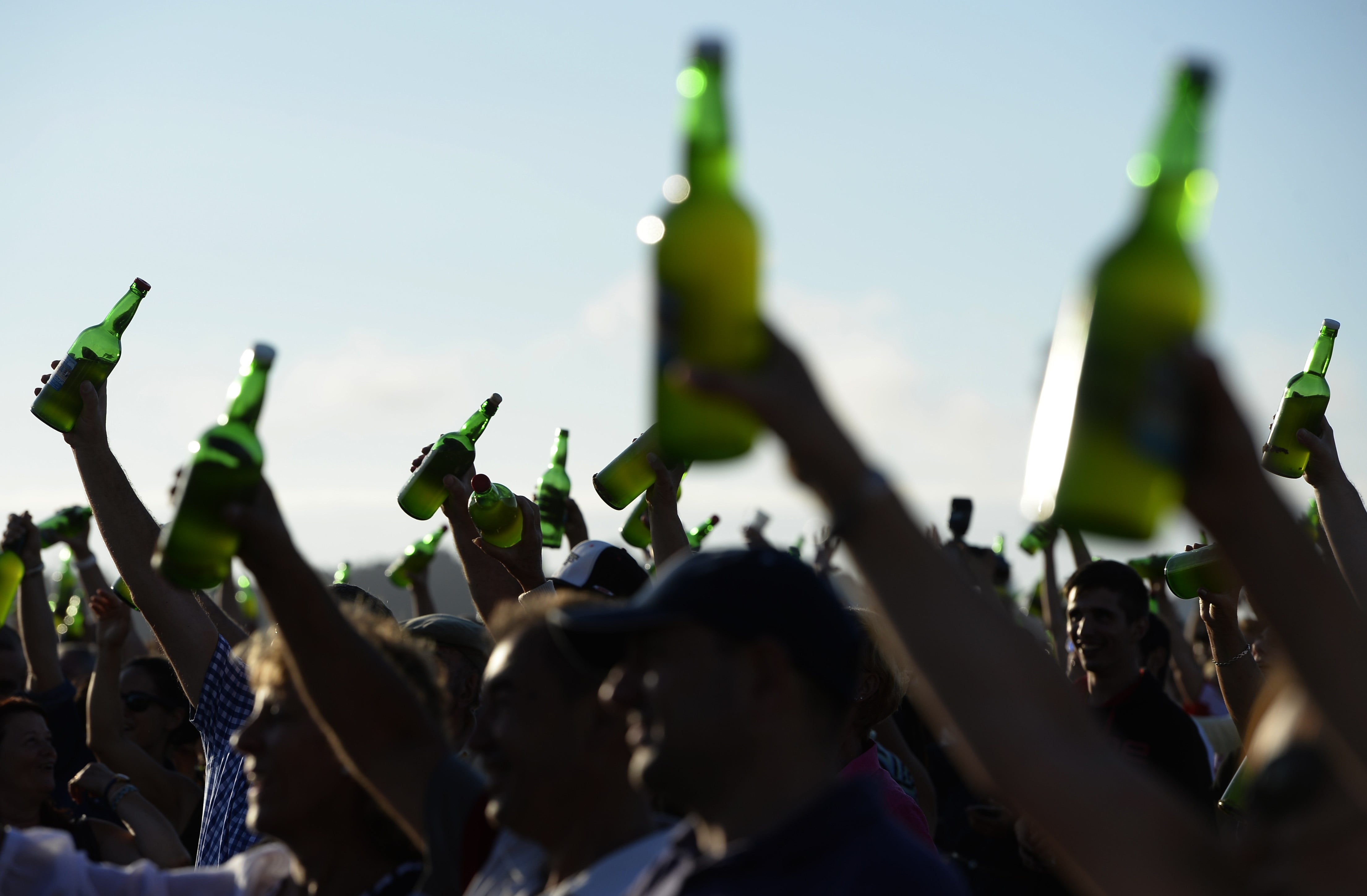 Miles de personas en la playa de Poniente (Gijón) para batir un nuevo récord Guinness de escanciado simultáneo.