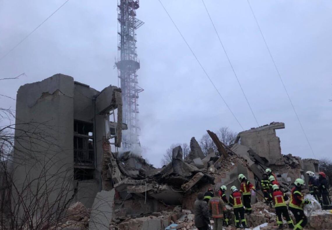 Ataque aéreo a la torre de televisión de Rivne.