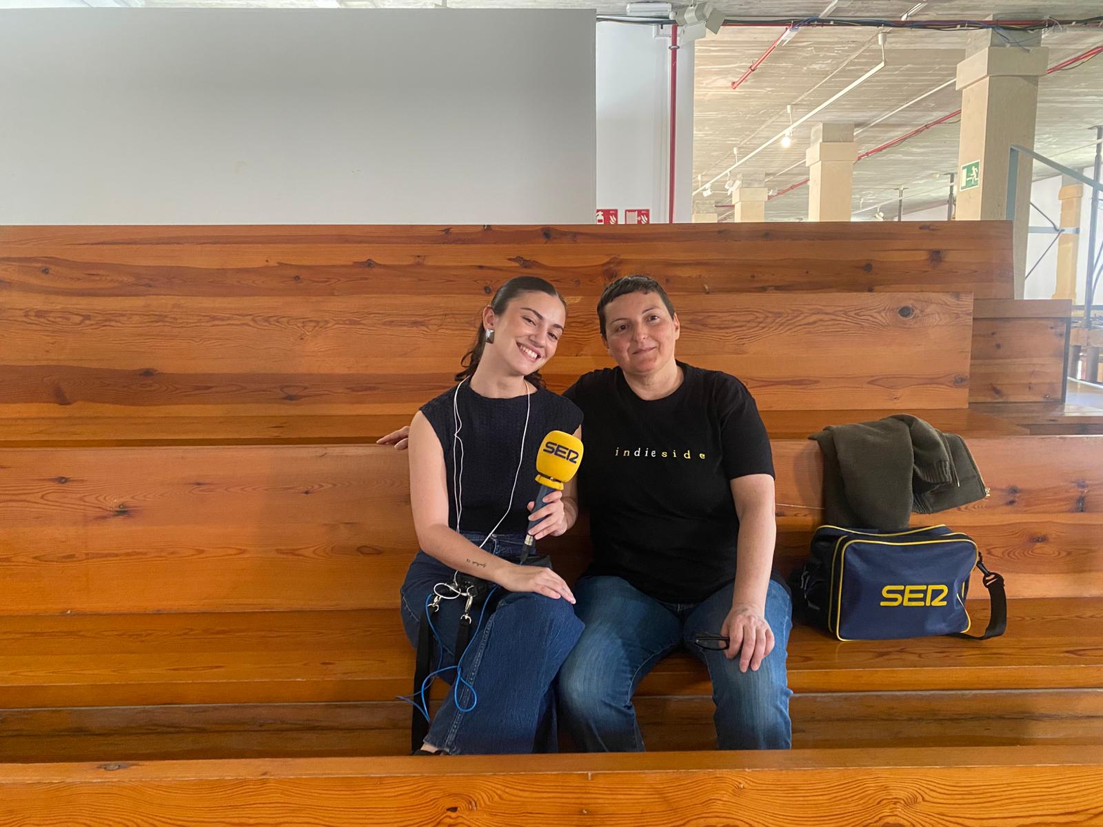 Nathalie Paco (dcha.), fotógrafa de la exposición Indóciles/Indieside, junto a la periodista de Radio Murcia Gema Albaladejo, tras su intervención en Hoy por Hoy Murcia en Los Molinos del Río.