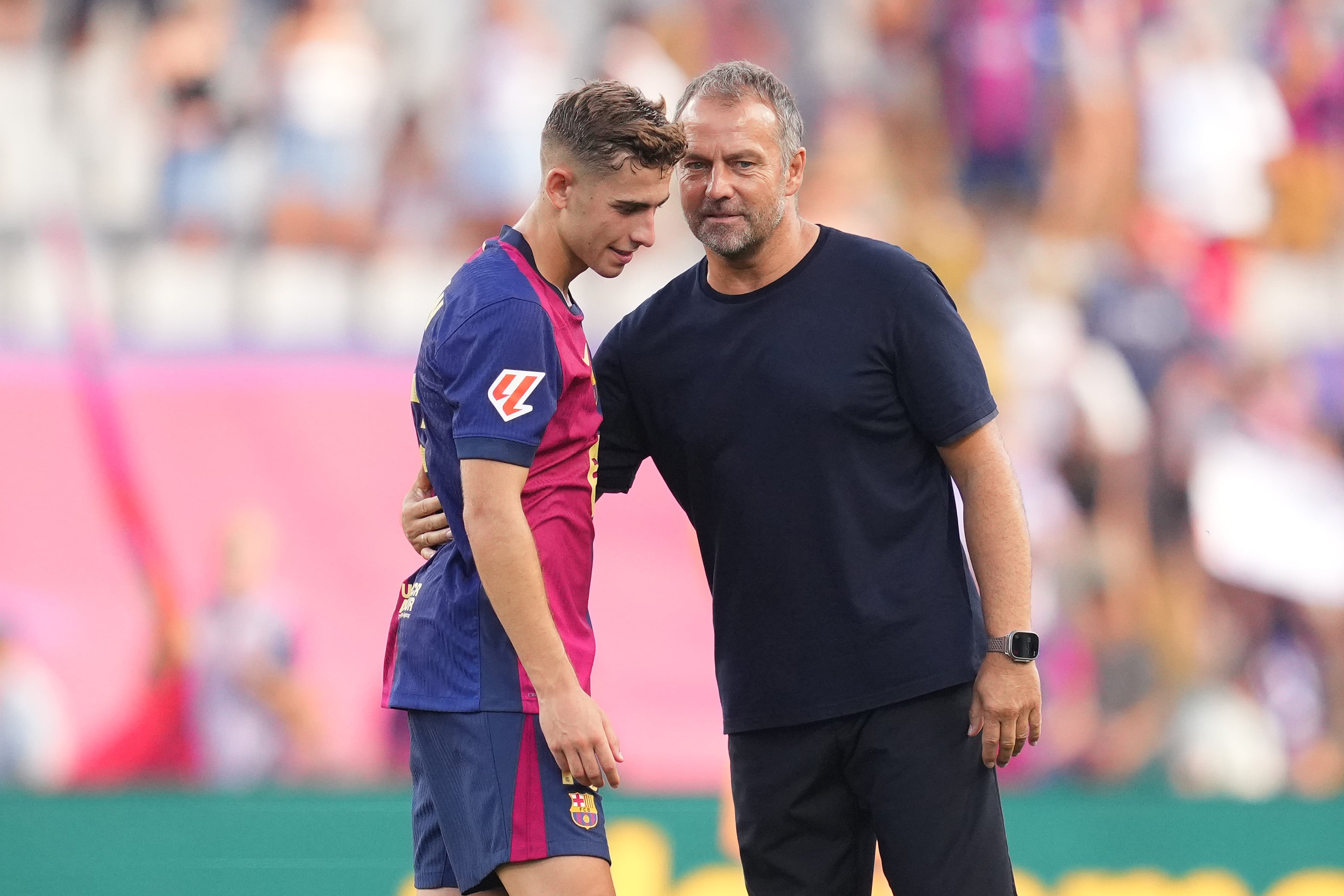 Flick, junto a Fermín López durante el partido ante el Valladolid