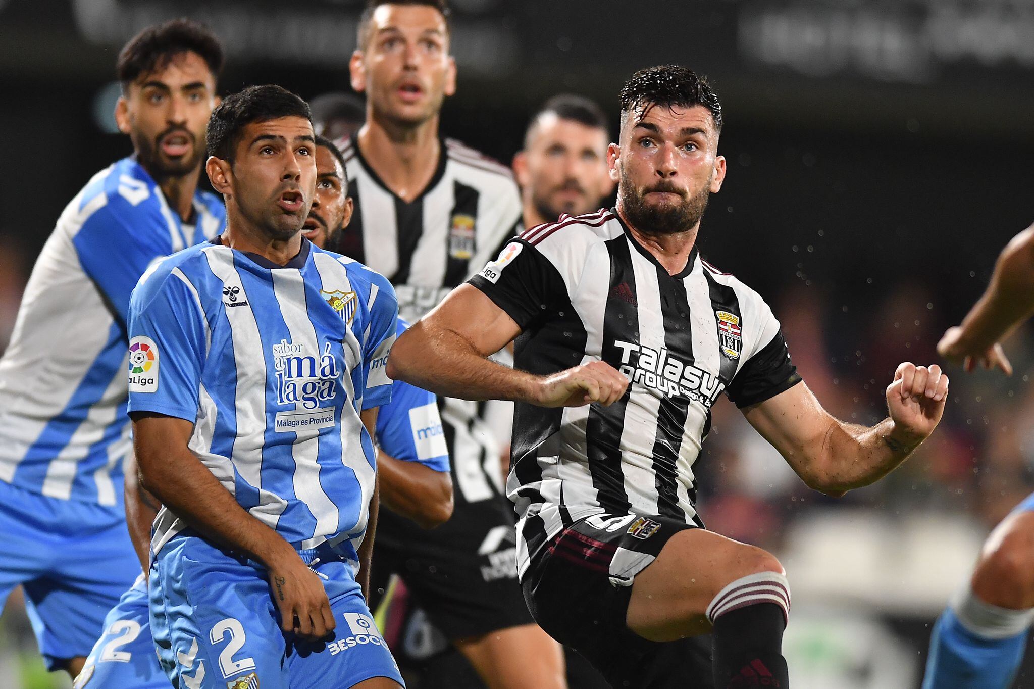 Pablo Vázquez pelea un balón