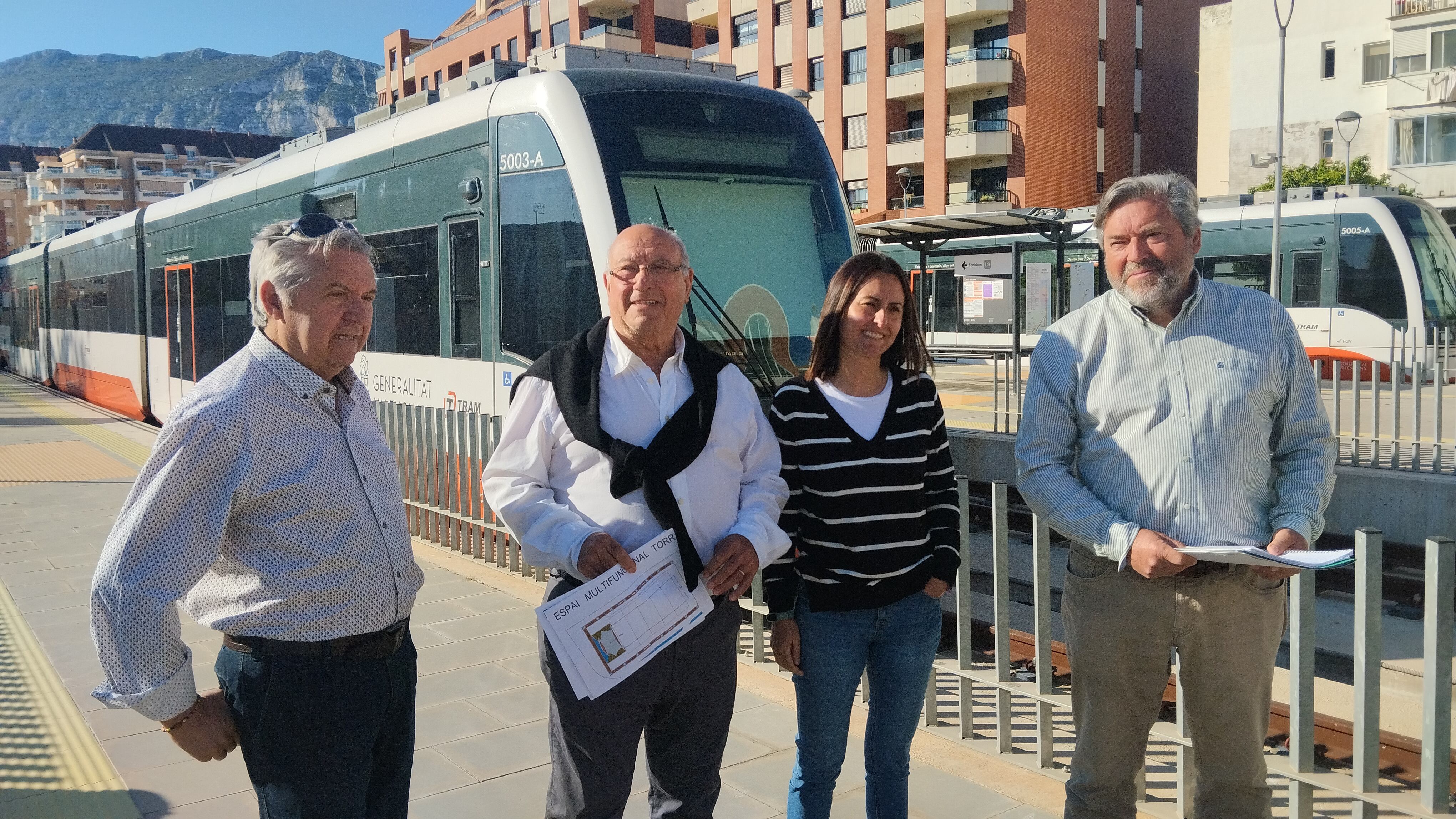 Presentación de la propuesta de aparcamiento en altura sobre la vías del tren, por parte de Compromís per Dénia.