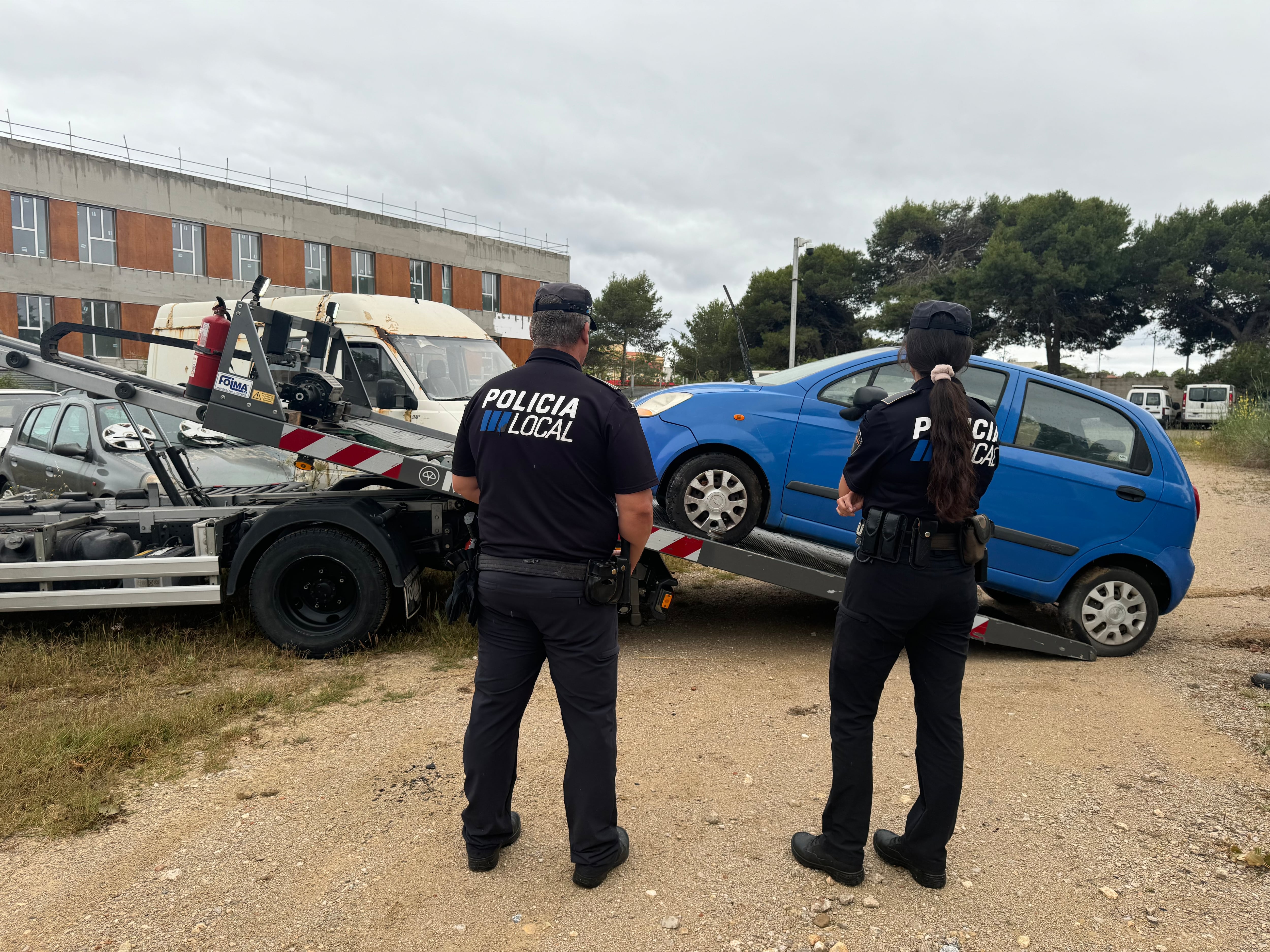 La Policia Local de Maó retirant un vehicles abandonat