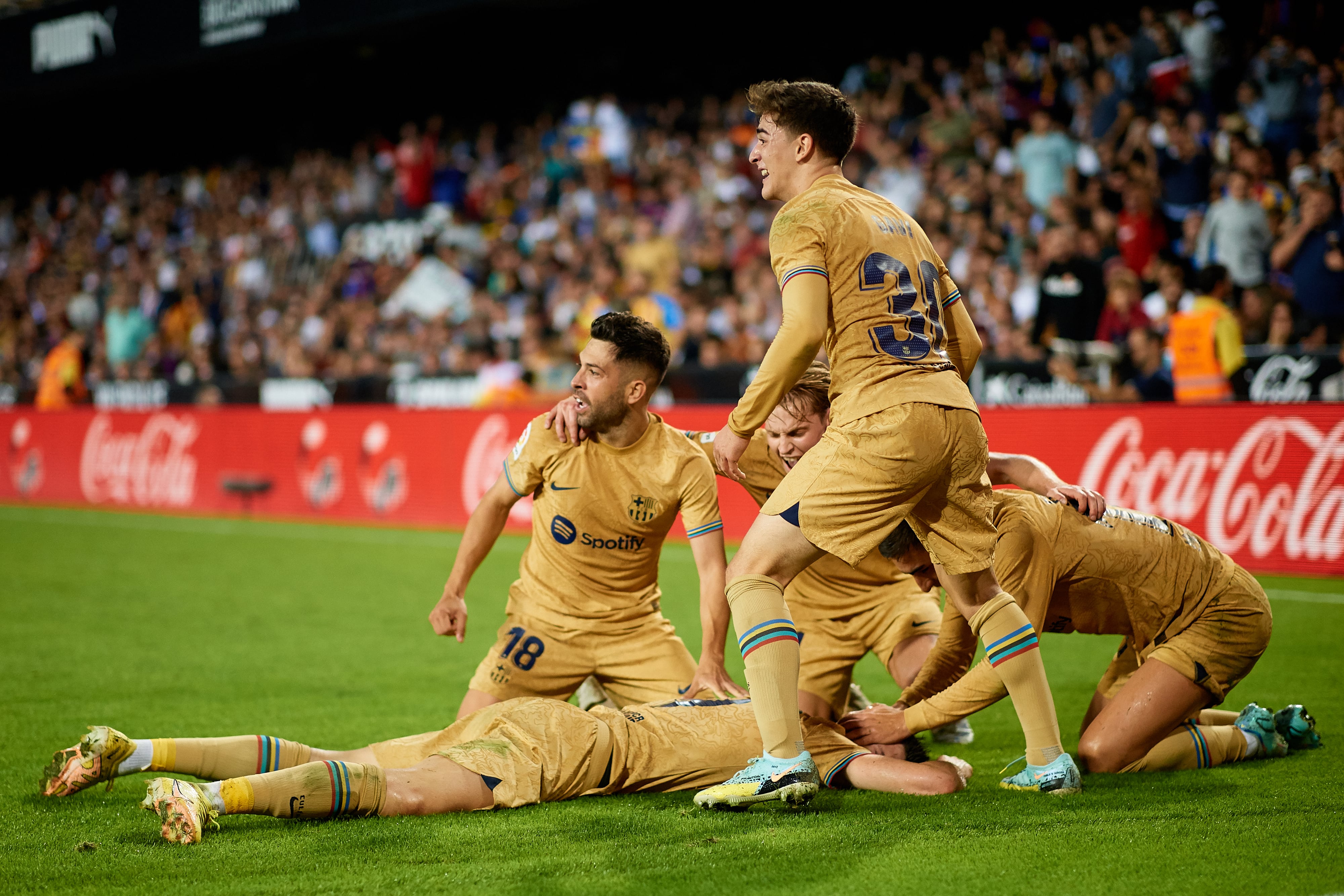 Los jugadores del Barça celebran un gol ante el Valencia en Mestalla.
