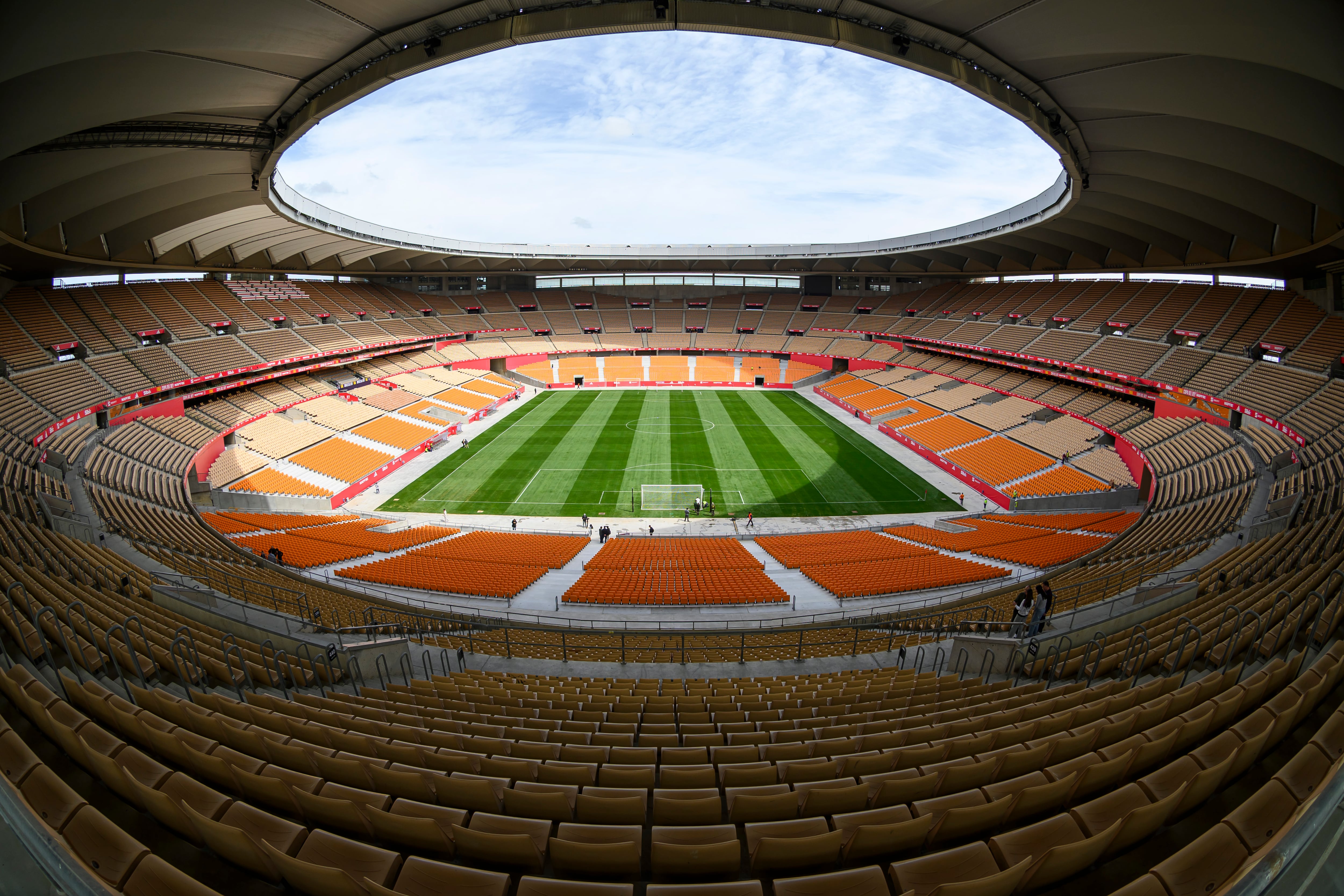 SEVILLA, 21/04/2025.- Imagen del Estadio de la Cartuja que está ya preparado para acoger la final de la Copa del Rey del próximo sábado entre el Real Madrid y el Barcelona tras las obras acometidas para su reforma y ampliación. EFE/ Raúl Caro.