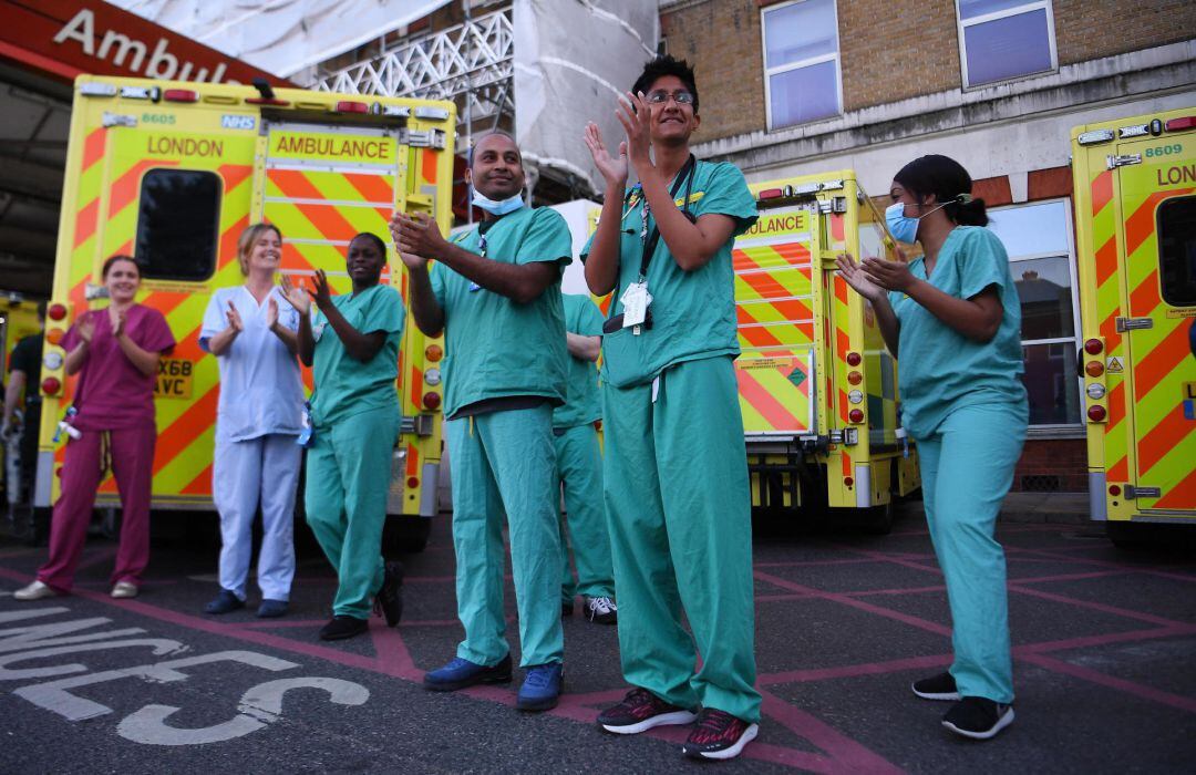 Sanitarios de Reino Unido aplauden tras otro día de lucha contra el coronavirus.